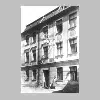 001-0234 Der Fuchsbau - vor dem Hause Frau Johanne Klinke.jpg